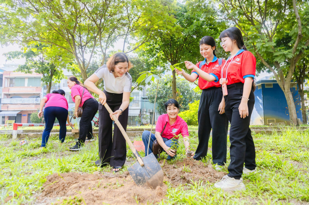 Lễ phát động được tổ chức tại công viên cạnh văn phòng khu phố 21, phường An Lạc. Ngay sau buổi lễ, cán bộ, hội viên phụ nữ phường An Lạc đã tích cực tham gia trồng cây xanh trong công viên - Ảnh: Ủy ban MTTQ Việt Nam phường An Lạc 