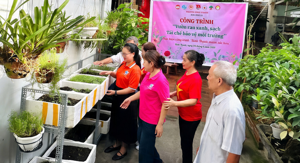 Hội LHPN phường Bình Thanh phối hợp với các đoàn thể ra mắt mô hình “Vườn rau xanh, sạch – Tái chế bảo vệ môi trường” tại khu phố 25.