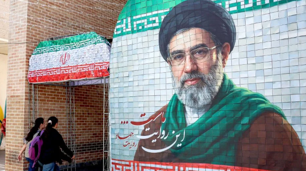 Hia2nh ảnh  nhà lãnh đạo tối cao hiện tại của Iran Ayatollah Mojtaba Khamenei trên đường phố Tehran vào ngày 6/5/2026. - Hình ảnh AFP / Getty