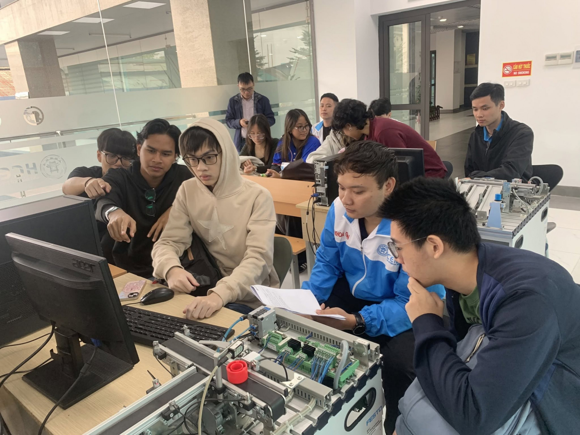 Một giờ thực hành tại Trường cao đẳng Cơ điện Hà Nội. Ảnh: HCEM