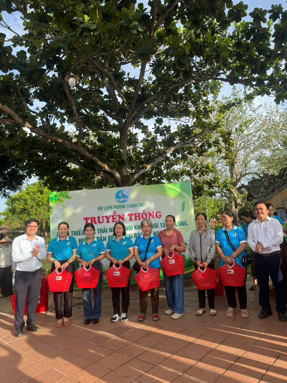 Tặng giỏ đi chợ cho  hội viên phụ nữ