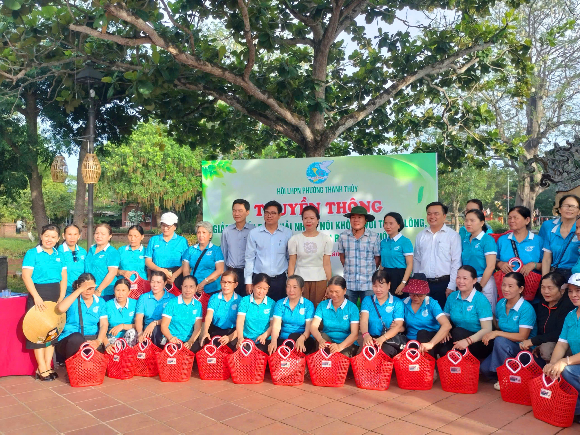 Phụ nữ Thanh Thủy dần dân thay đổi thói quen phân loại rác thải bảo vệ môi trường