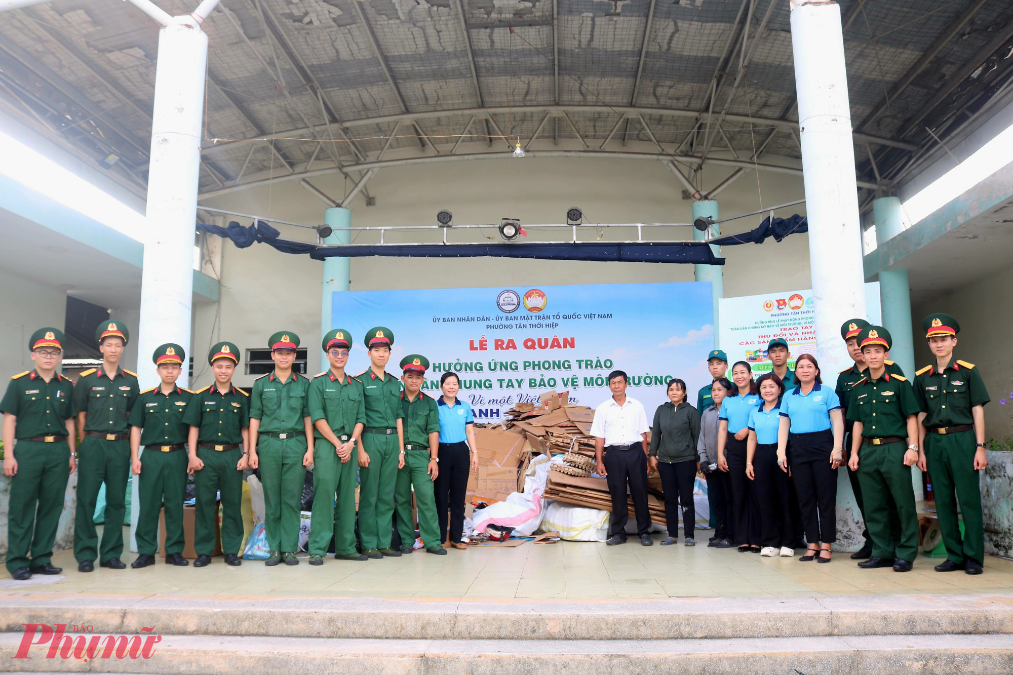 Cán bộ, chiến sĩ Trung tâm 286, Bộ Tư lệnh 86 đồng hành cùng Hội LHPN phường thực hiện chương trình - Ảnh: Thảo Nguyên