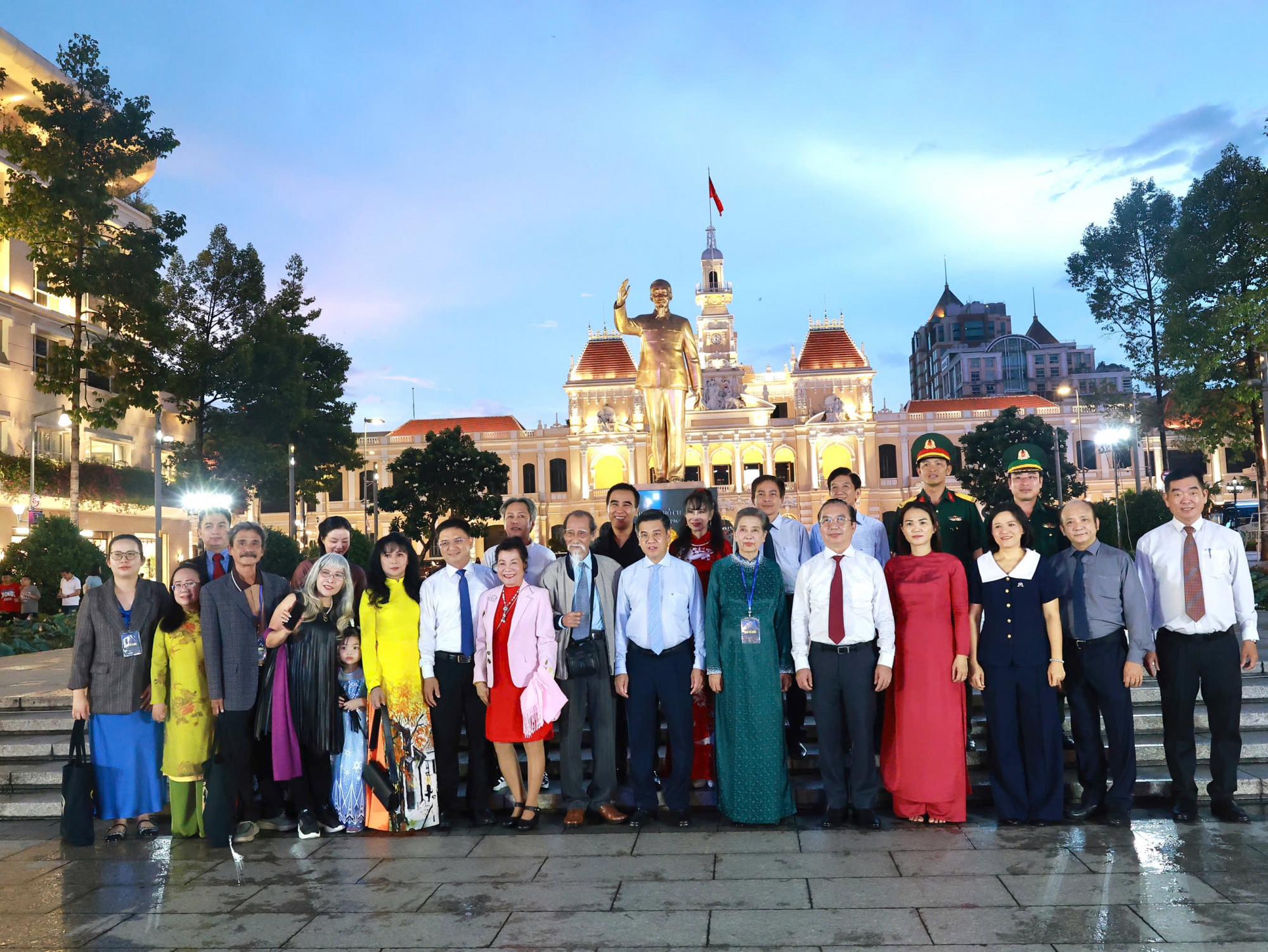 Thảm đỏ trẻ trung và không gian nghệ thuật đường phố trong đêm khai mạc Liên hoan phim ngắn TPHCM lần thứ II Các vị lãnh đạo và ban tổ chức chụp ảnh lưu niệm sau khi dâng hương dâng hoa tại tượng đài Bác (Ảnh: Hồng Nga)