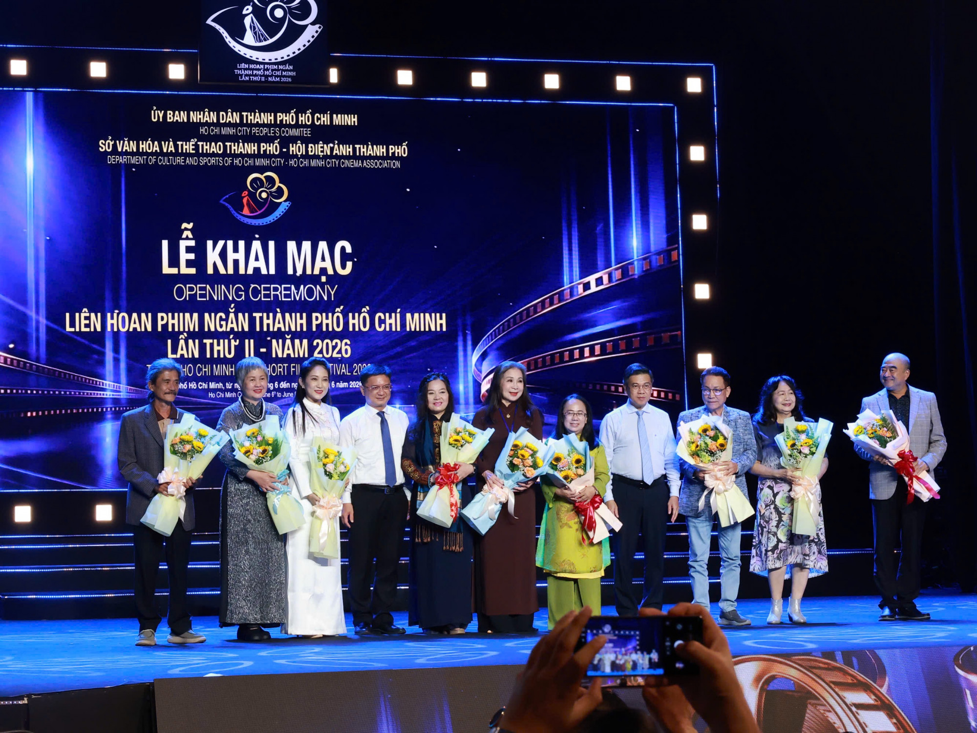 Thảm đỏ trẻ trung và không gian nghệ thuật đường phố trong đêm khai mạc Liên hoan phim ngắn TPHCM lần thứ II Các thành viên ban giám khảo được ban tổ chức tặng hoa (Ảnh: Hồng Nga)