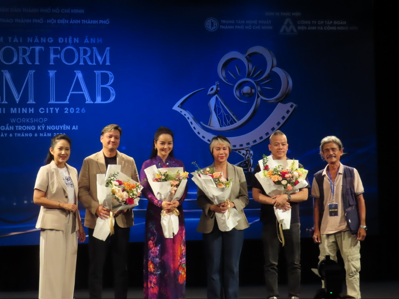 NSND Nguyễn Thị Thanh Thúy - Phó Giám đốc Sở Văn Hóa và Thể Thao TPHCM tặng hoa cho các giảm khảo chương trình Vườn ươm tài năng điện ảnh 
