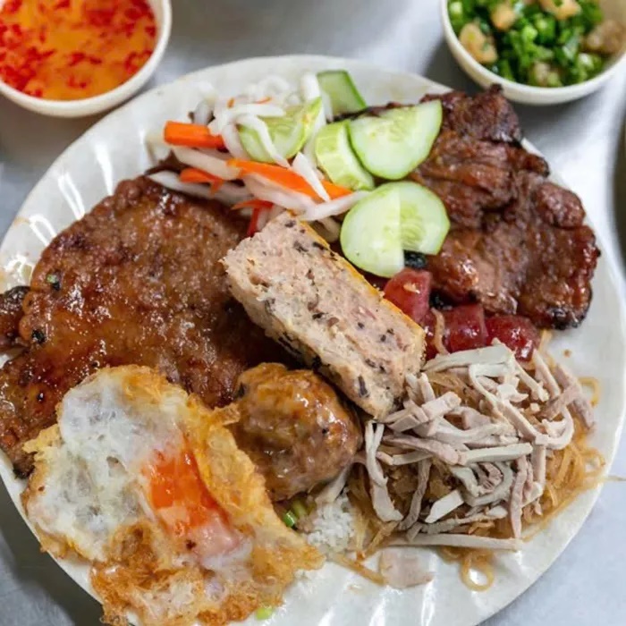 Cơm tấm Ba Ghiền - 84 Đặng Văn Ngữ, phường  Phú Nhuận (quận Phú Nhuận trước đây), mở cửa từ 7g30 - 20g30 các ngày trong tuần. Dĩa cơm tấm ở đây có sườn heo được ướp theo bí kiếp gia truyền và nướng bằng than, rồi thêm vào dưa chua, mỡ hành và chan lên nước mắm chua ngọt là đủ để bạn thấy ngon miêng. Nếu bạn muốn ăn cơm tấm bì, chả, lạp xưởng, xíu mại, trứng ốp la hay gà thì quán rất sẵn sàng. Đây là quán được người dân địa phương yêu thích.