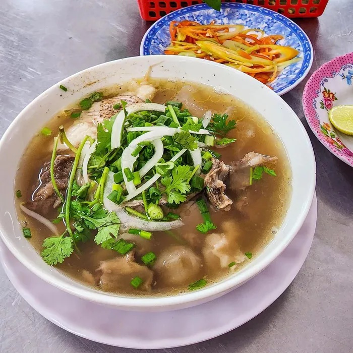 Phở Phượng - 25 Hoàng Sa, phường Sài Gòn (quận 1 trước đây). Mở cửa từ 5g30 - 20g30 các ngày trong tuần. Phở bò ở đây có nước dùng cân bằng, thơm ngon, cay nhẹ, vị ngọt vừa phải. Thịt bò mềm được xắt mỏng, gân bò mềm, bò viên thì dai ngon, phần sụn cũng không thể bỏ qua. Các loại rau thơm cũng có sẵn sàng để khách cho vào tô. Nếu bạn gọi tô thập cẩm thì sẽ được thưởng thức hết các topping ngon của quán. 