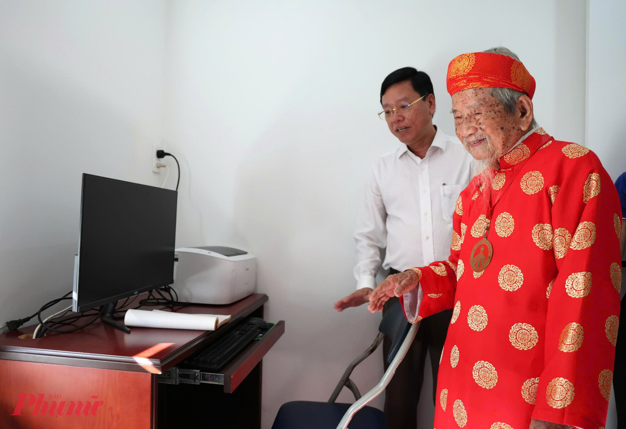 Nhà nghiên cứu Nguyễn Đình Tư và bộ máy tính mới - Ảnh: T.T