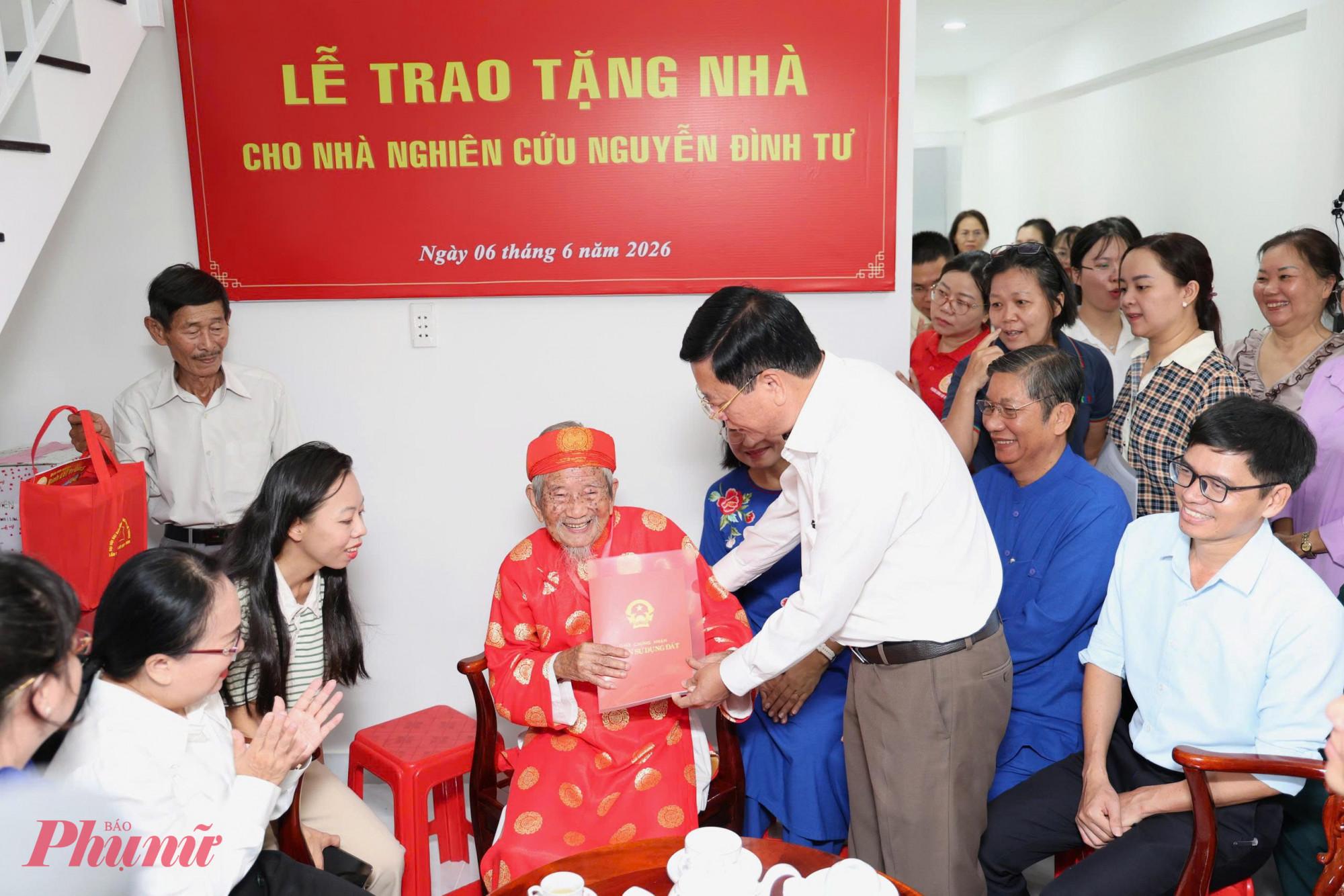 Bí thư Đảng ủy, Chủ tịch UBND phường Bình Thạnh Vũ Ngọc Tuất trao giấy chứng nhận quyền sử dụng đất cho ông Nguyễn Đình Tư - Ảnh: T.T