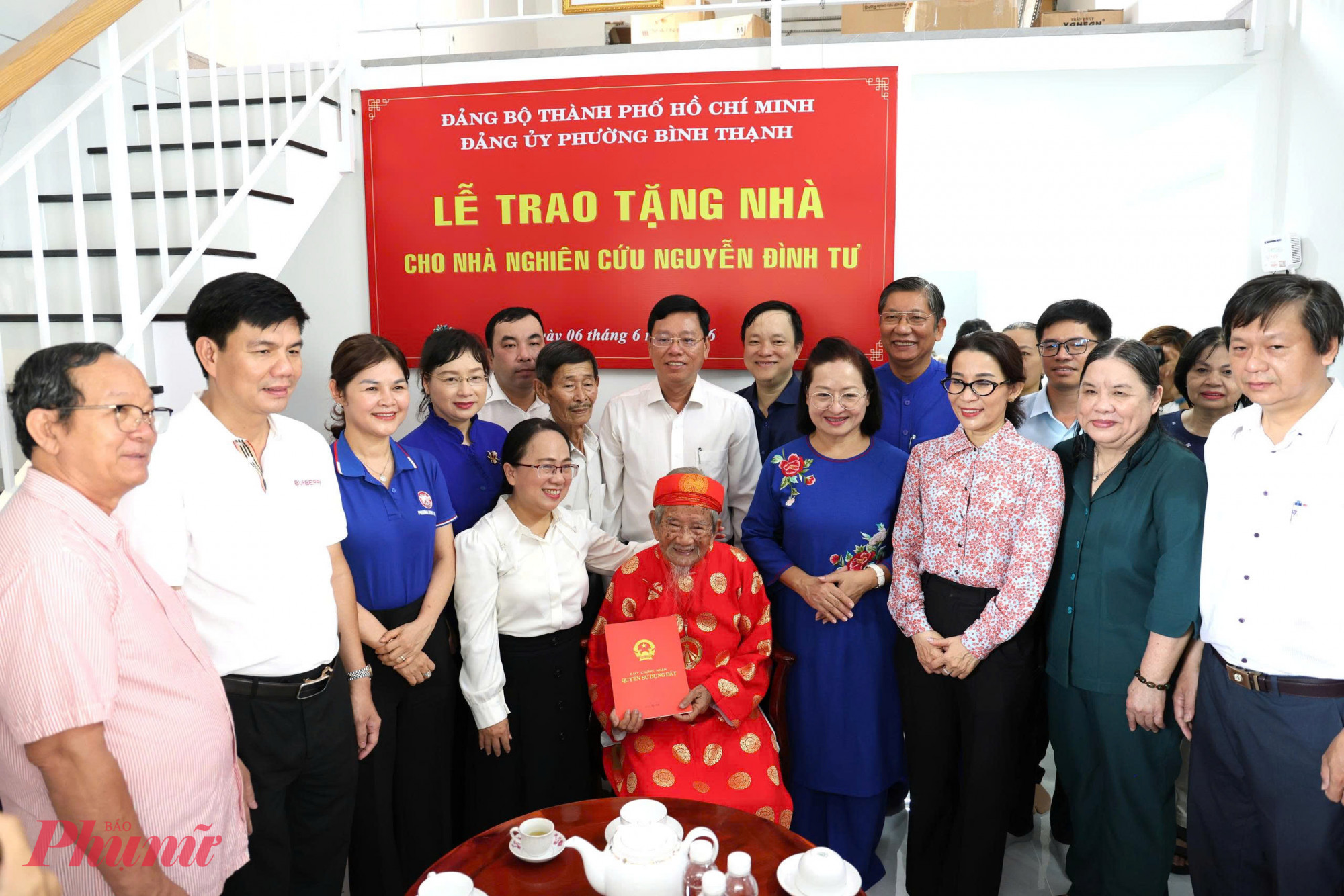 Đại biểu chụp ảnh lưu niệm cùng nhà nghiên cứu Nguyễn Đình Tư tại lễ trao tặng nhà - Ảnh: T.T