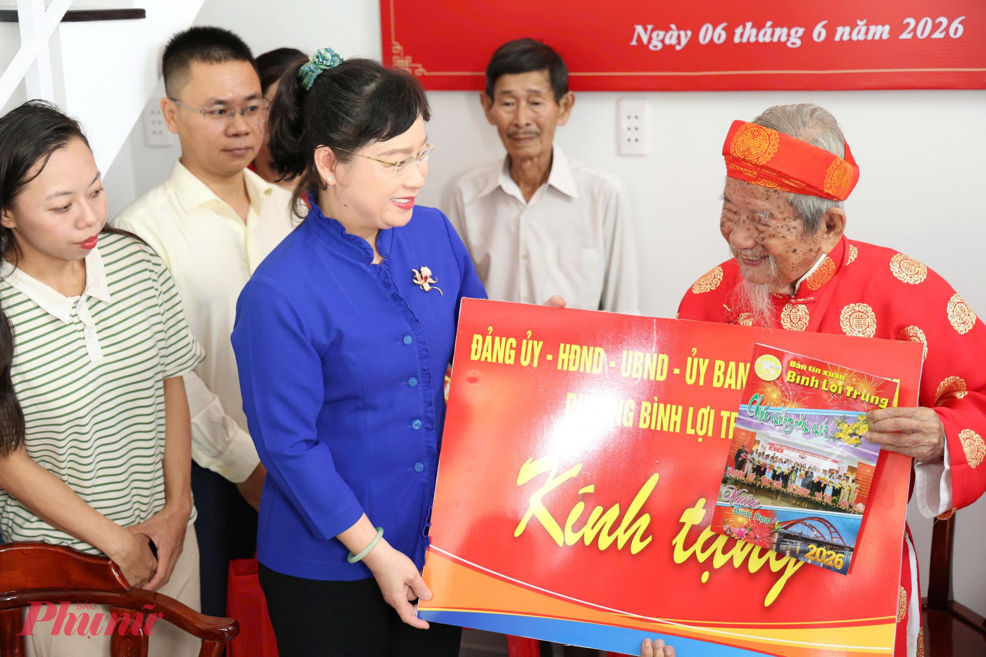 Ở tuổi 106, nhà nghiên cứu Nguyễn Đình Tư xúc động đón nhận món quà tri ân của TPHCM, tiếp thêm điều kiện để ông tiếp tục hành trình nghiên cứu và viết sách - Ảnh: T.T