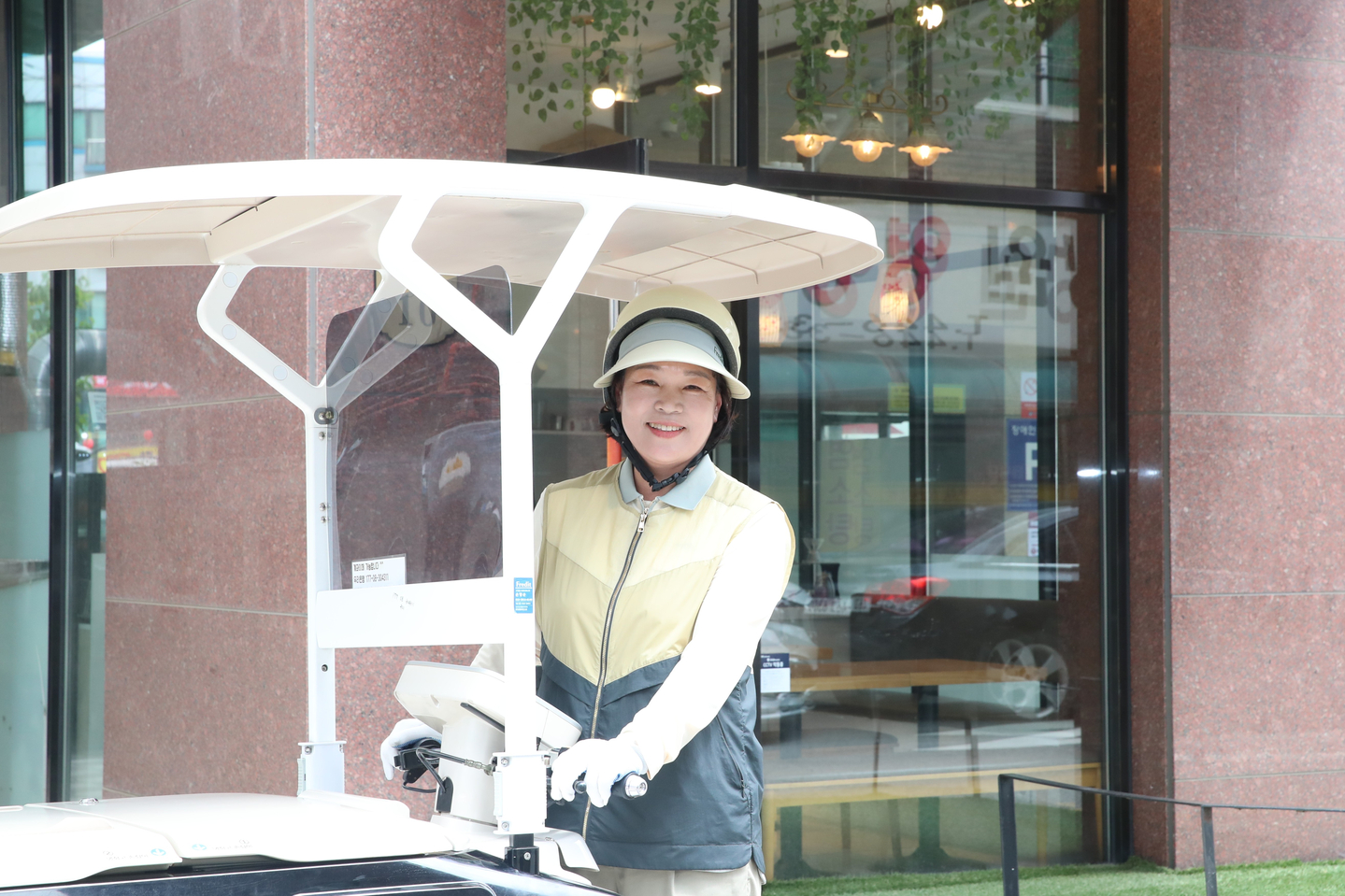 “Cô sữa chua” Son Young-soon thực hiện công việc giao hàng buổi sáng tại quận Gwangjin, phía đông Seoul, ngày 26/5 - Ảnh: HY