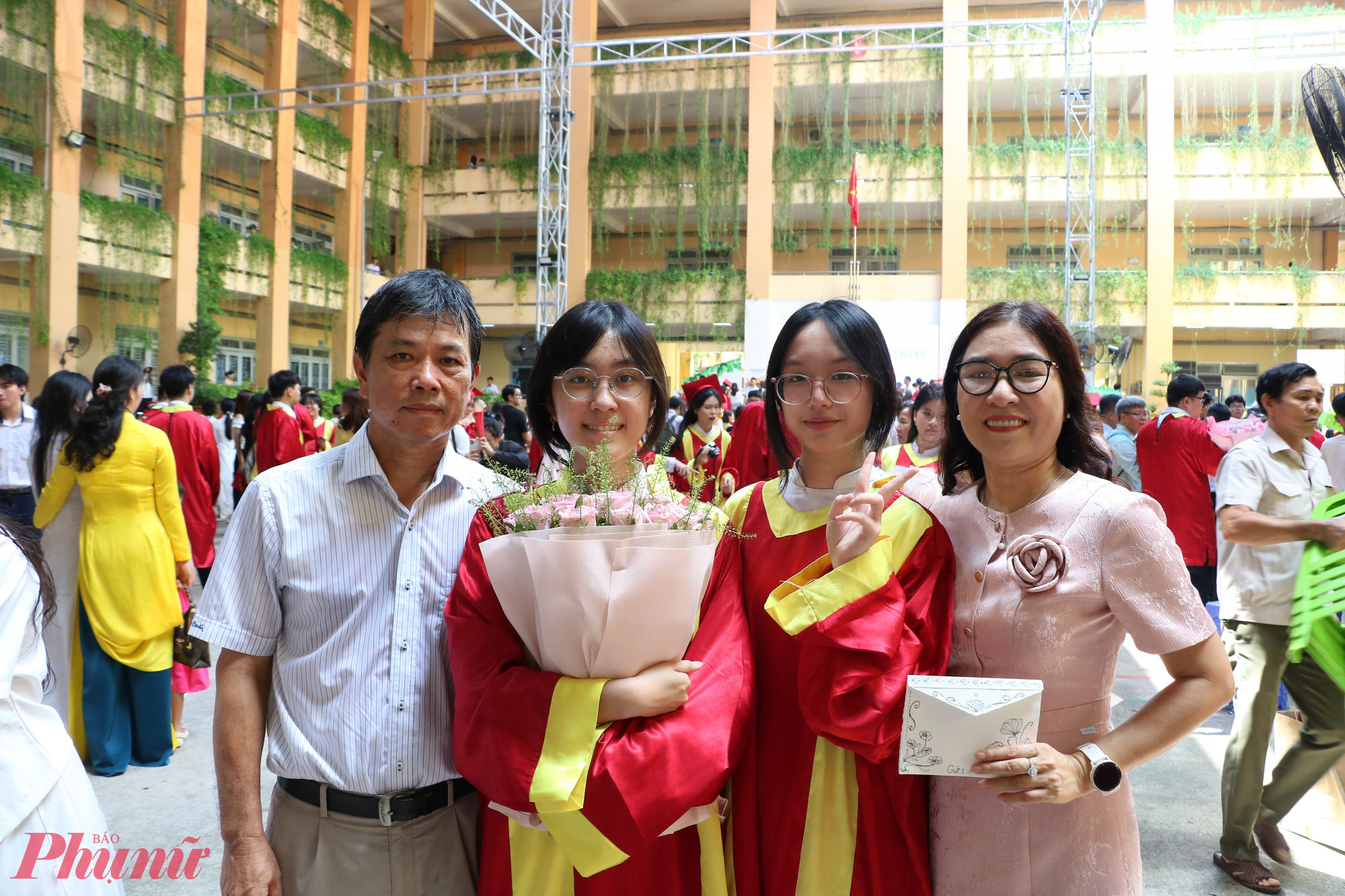 Khánh Linh chụp ảnh cùng ba mẹ 