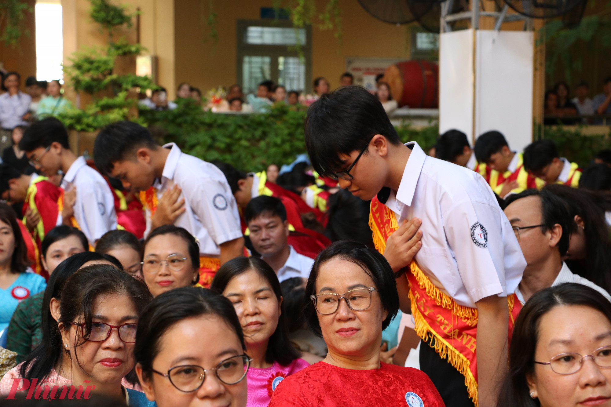 Học sinh cuối đầu cảm ơn thầy cô 