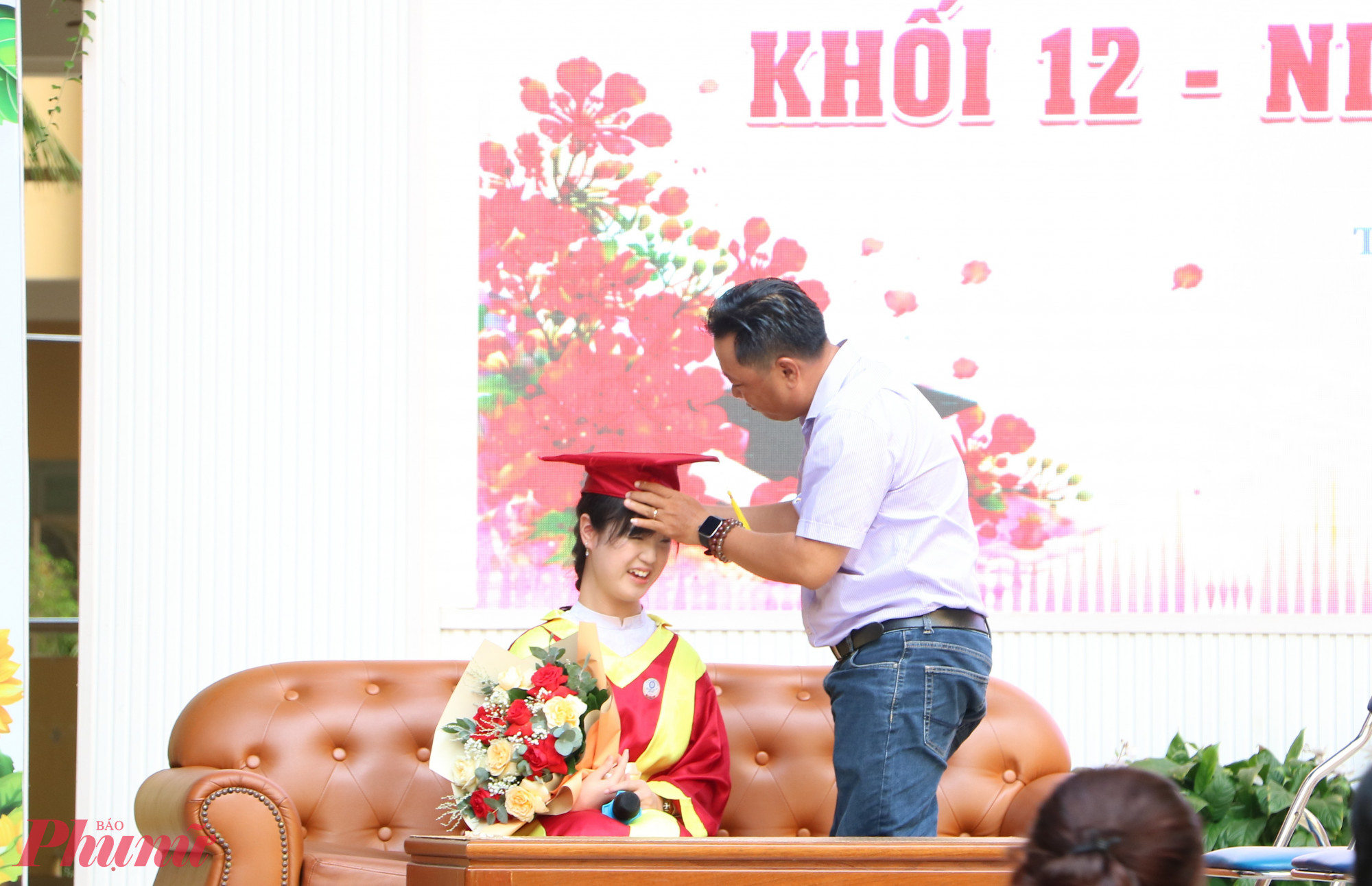 Ông Võ Đức Huy - phụ huynh của Gia Hân - ân cần chỉnh lại mũ tốt nghiệp cho em 