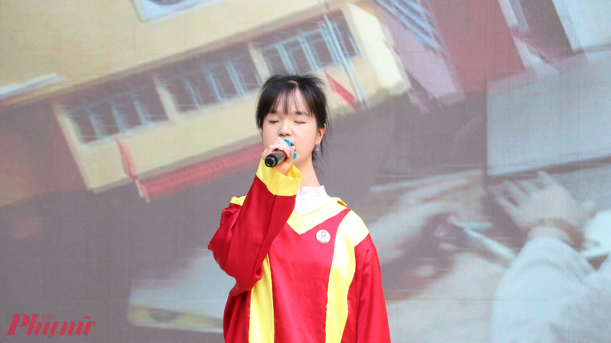 Không chỉ hoàn thành tốt việc học, Hân còn là cây văn nghệ của trường. Trong ảnh: Gia Hân trình bày các ca khúc về cha mẹ thay cho lời tri ân 