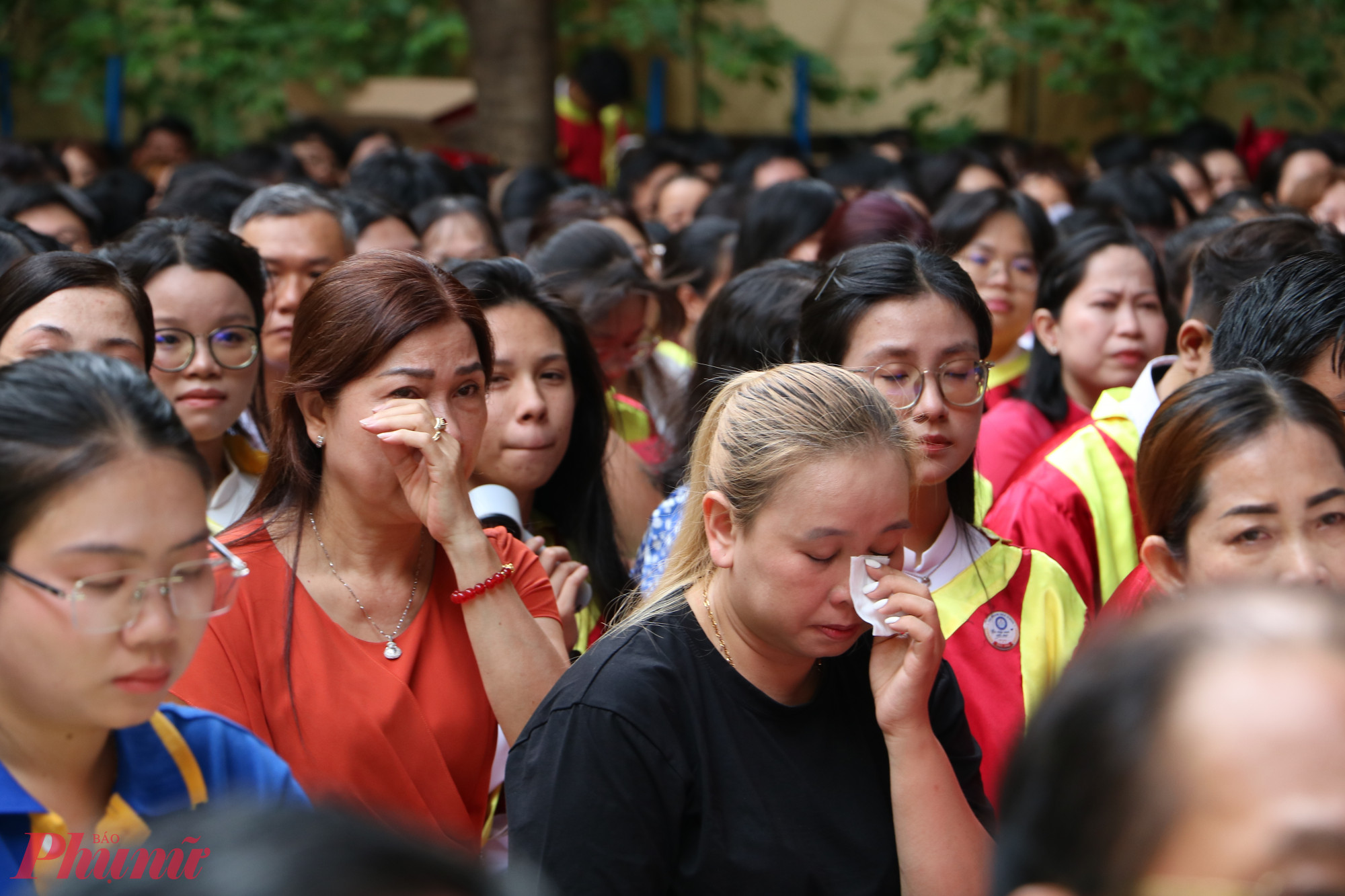 Phụ huynh, học sinh không kiềm được nước mắt sau phần chia sẻ của Gia Hân 