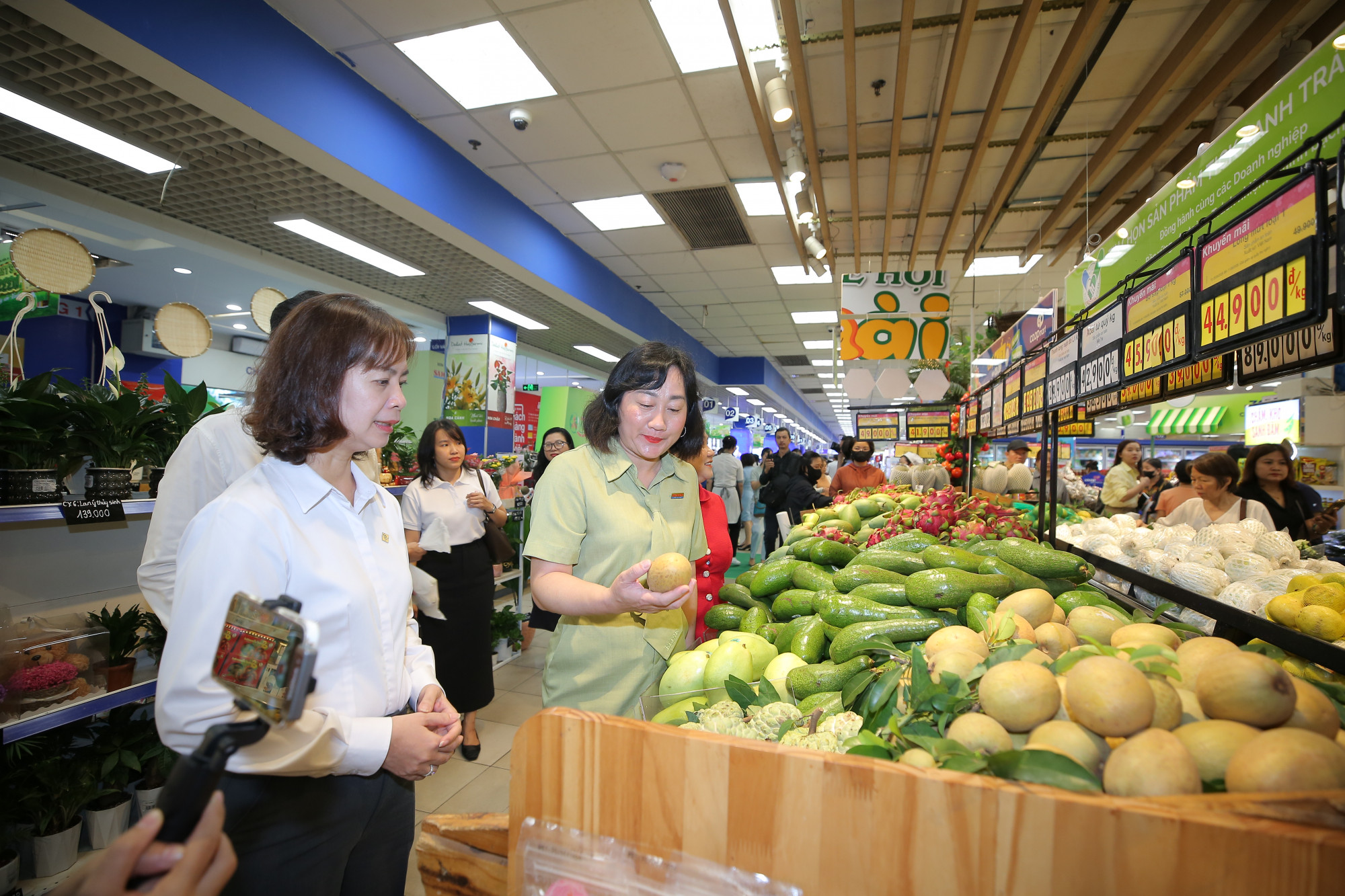 Trong 21 ngày diễn ra chương trình, hàng ngàn sản phẩm xanh, sản phẩm thân thiện môi trường và các mặt hàng thiết yếu được áp dụng nhiều hình thức ưu đãi 