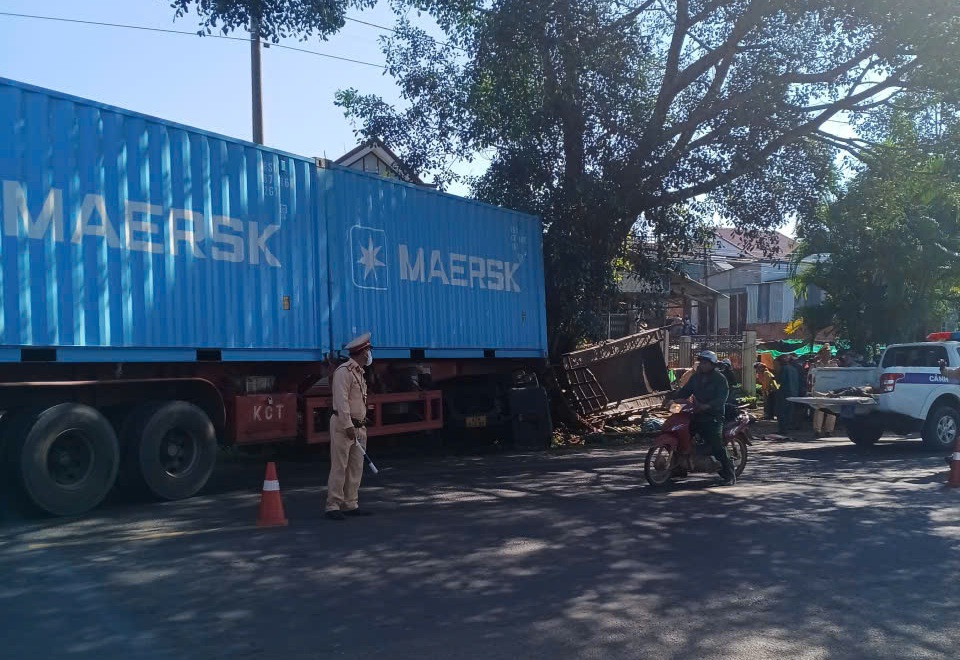 Lực lượng chức năng có mặt để bảo vệ hiện trường, đưa các nạn nhân đi cấp cứu, điều tiết giao thông  