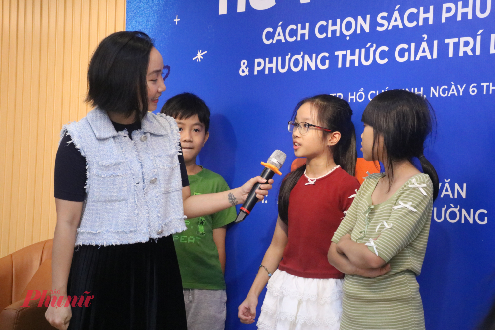 Buổi giao lưu trở nên sôi nổi với trò chơi kể chuyện của các em thiếu nhi
