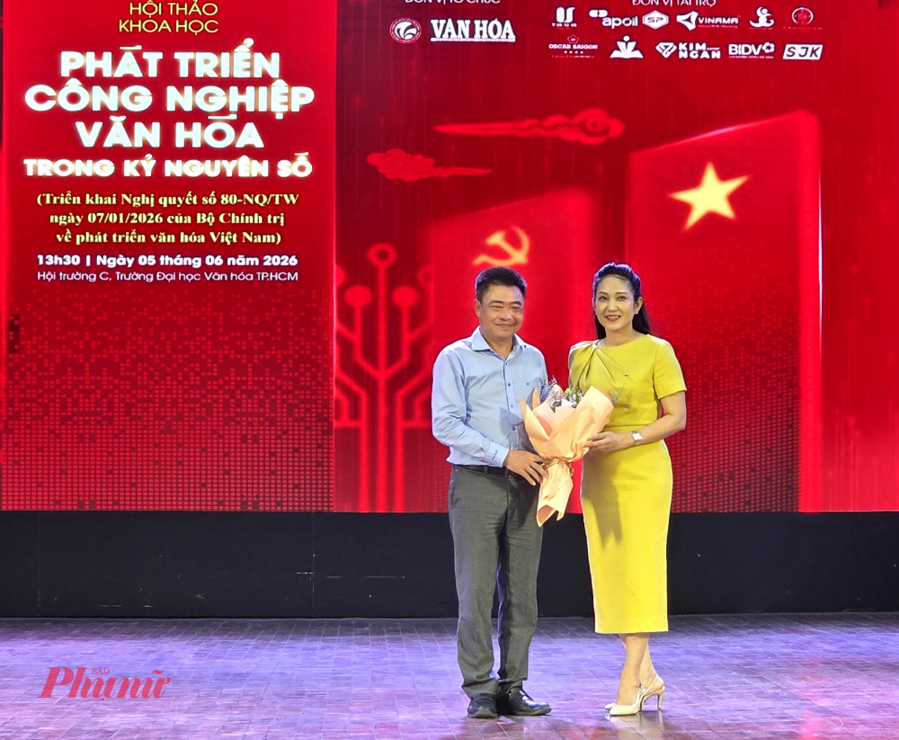 PGS.TS Lâm Nhân - Hiệu trưởng trường đại học Văn hóa TPHCM - tặng hoa cho NSND Thanh Thúy - Phó giám đốc Sở Văn hóa và Thể thao TPHCM - ​tại Hội thảo.