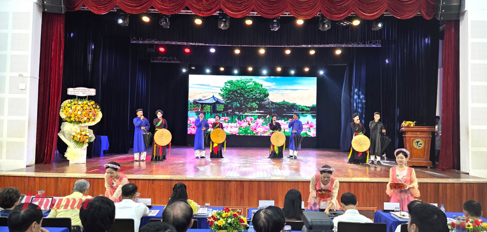 Tiết mục văn nghệ đậm đà bản sắc do sinh viên trường đại học Văn hóa TPHCM biểu diễn.
