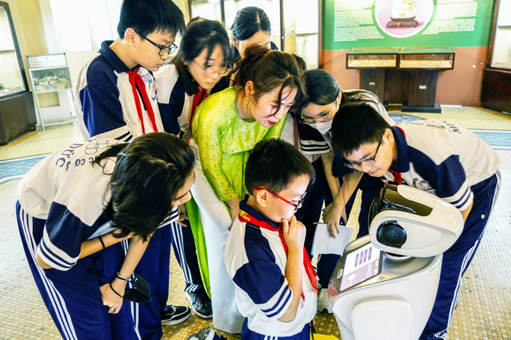 Bài 3: Đánh thức kho báu di sản trong kỷ nguyên số Cô trò Trường THCS Minh Đức tương tác với robot Batalis tại Bảo tàng Lịch sử TPHCM - Nguồn ảnh: Bảo tàng Lịch sử TPHCM