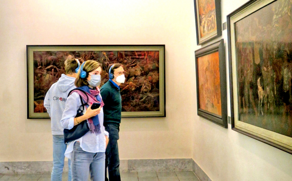 Bài 3: Đánh thức kho báu di sản trong kỷ nguyên số Du khách sử dụng ứng dụng Imuseum của Bảo tàng Mỹ thuật Việt Nam để nghe thuyết minh - Nguồn ảnh: Bảo tàng Mỹ thuật Việt Nam