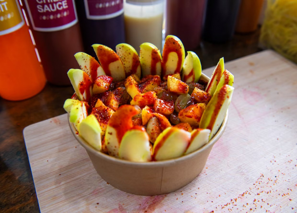 Món Mangonero, một loại salad trái cây phủ sốt chamoy và me. Ảnh: Jill Mead/The Guardian