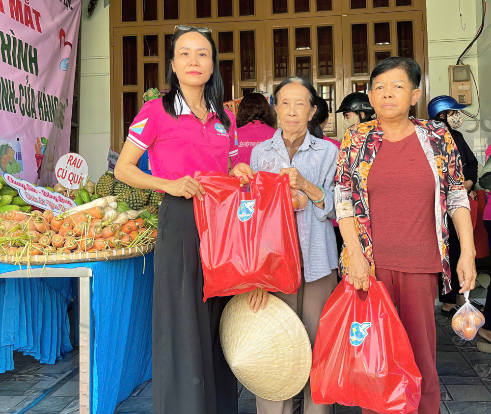 Khi lời dạy của Bác hóa thành những hành động sẻ chia Chị Nguyễn Thị Lệ Thi (bìa trái) - Ủy viên Ban Thường vụ Hội LHPN xã Vĩnh Lộc, Chi hội trưởng Chi hội Phụ nữ ấp 55 - trao quà đến phụ nữ khó khăn tại “Cửa hàng 0 đồng”
