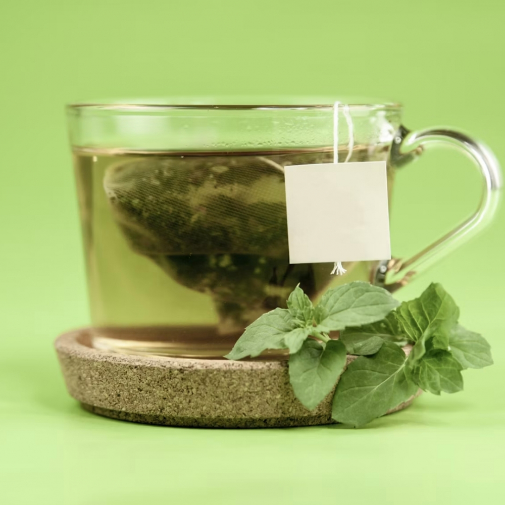 Nước detox trà xanh, chanh và bạc hà - Ảnh: @Unsplash.