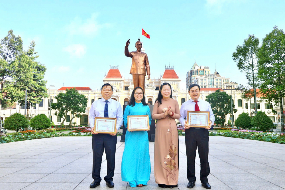 Tầm vóc mới của thành phố mang tên Bác Mỗi khi nhớ về Bác Hồ kính yêu, người dân Thành phố Hồ Chí Minh lại tìm đến những tượng đài, không gian lưu niệm và địa chỉ mang dấu ấn của Người như một cách bày tỏ lòng biết ơn sâu sắc. Cán bộ, đảng viên đến đó để tự soi lại mình, nhắc nhở bản thân không ngừng học tập và làm theo tư tưởng, đạo đức, phong cách Hồ Chí Minh. Trong ảnh: Bà Lê Thị Hồng Nga - Phó bí thư Đảng ủy, Chủ nhiệm Ủy ban Kiểm tra Đảng ủy các cơ quan Đảng Thành phố Hồ Chí Minh - trao giấy khen cho các tập thể điển hình học tập và làm theo tư tưởng, đạo đức, phong cách Hồ Chí Minh - ẢNH: KHÁNH HUY