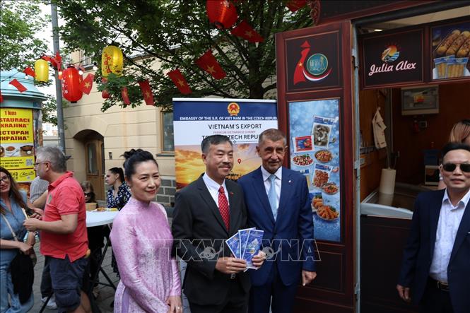 Ông Andrej Babiš và ông Dương Hoài Nam cùng phu nhân chụp ảnh tại một gian hàng trước giờ diễn ra chung kết 