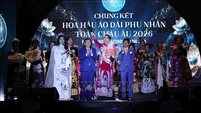 Hoa hậu Áo dài Phu nhân toàn châu Âu ở bảng tuổi dưới 44 thuộc về bà Nguyễn Thương Thùy đến từ Phần Lan