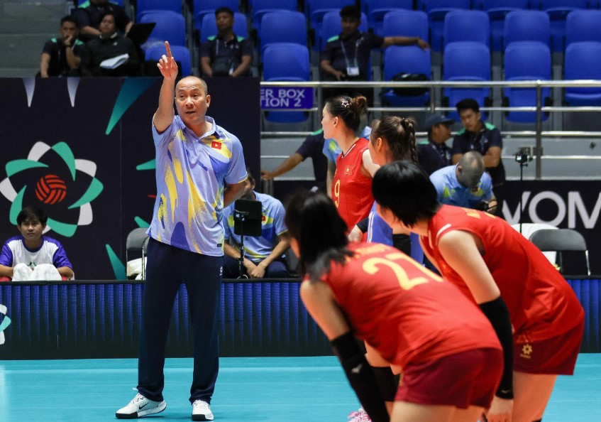 Duù Du đã ba lần liên tiêp vô địch, HLV Nguyễn Tuấn Kiệt và các cô gái Việt Nam vẫn khát vọng chiến thắng