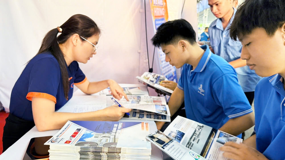Chủ động học lại để thích nghi nghề nghiệp mới Thị trường lao động rất cần kỹ thuật viên trình độ trung cấp, cao đẳng có thể vận hành robot, dây chuyền tự động hóa. Trong ảnh: Sinh viên tại ngày hội việc làm do Trường cao đẳng Công nghệ Thủ Đức tổ chức mới đây - Ảnh: Trương Mẫn