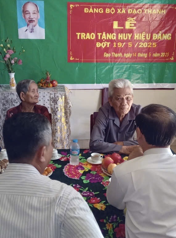 Bà Mai cùng ông Hiền trong buổi nhận Huy hiệu 70 năm tuổi Đảng của ông - Ảnh: Y.T.