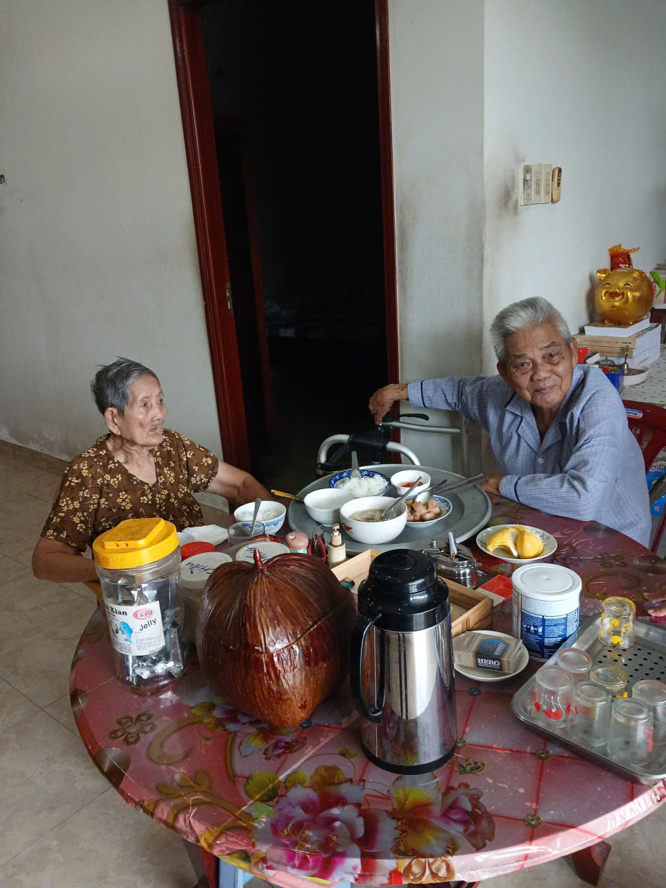 Vợ chồng ông Hiền - bà Mai trong những khoảnh khắc hiếm hoi của lúc tỉnh táo khi ăn cơm cùng nhau. Ảnh: Y.T.