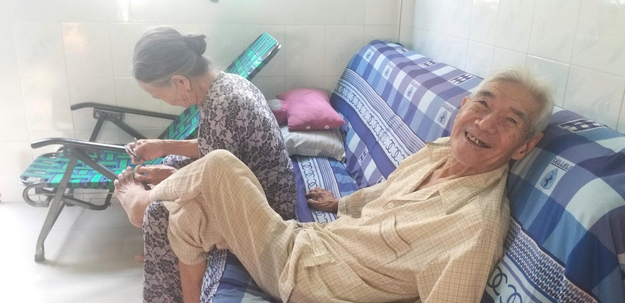 Những khoảnh khắc quấn quýt đáng yêu như đôi chim câu của ông bà Tám - Ảnh: Cúc Phương