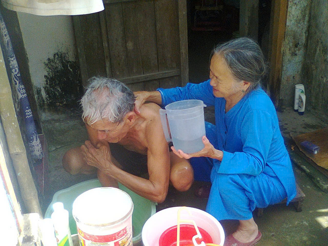 Bà tắm cho ông hằng ngày - Ảnh: Cúc Phương