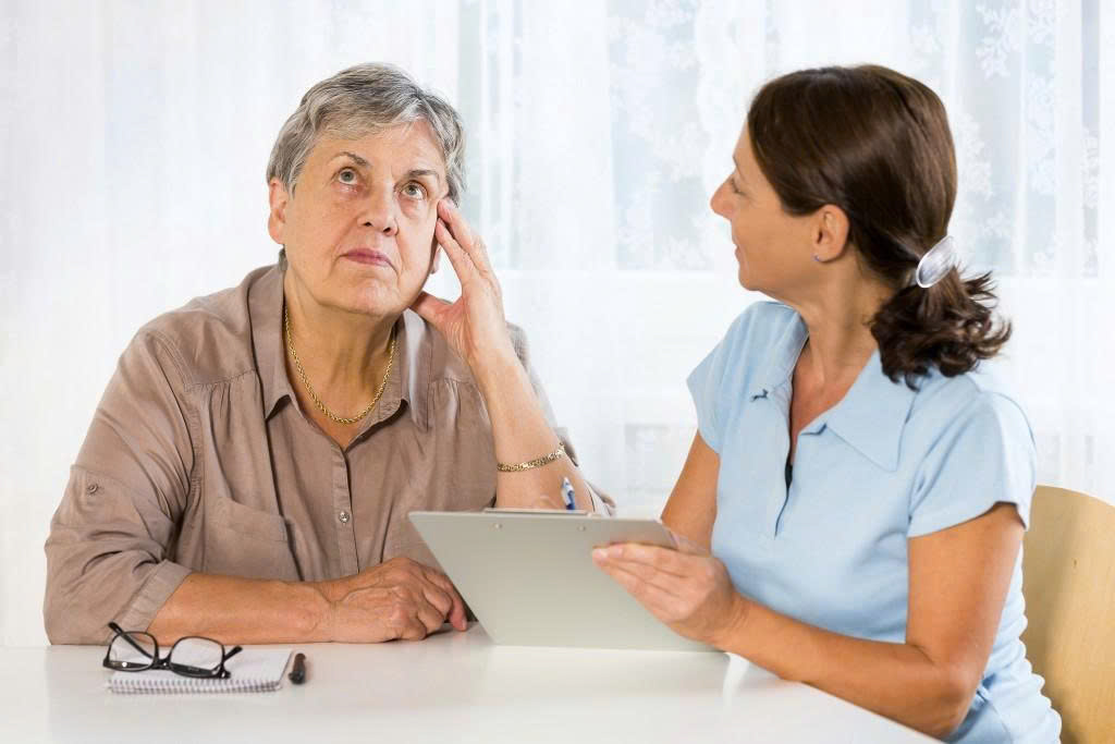 Một cụ bà được kiểm tra về chứng suy giảm trí nhớ - Ảnh iStock