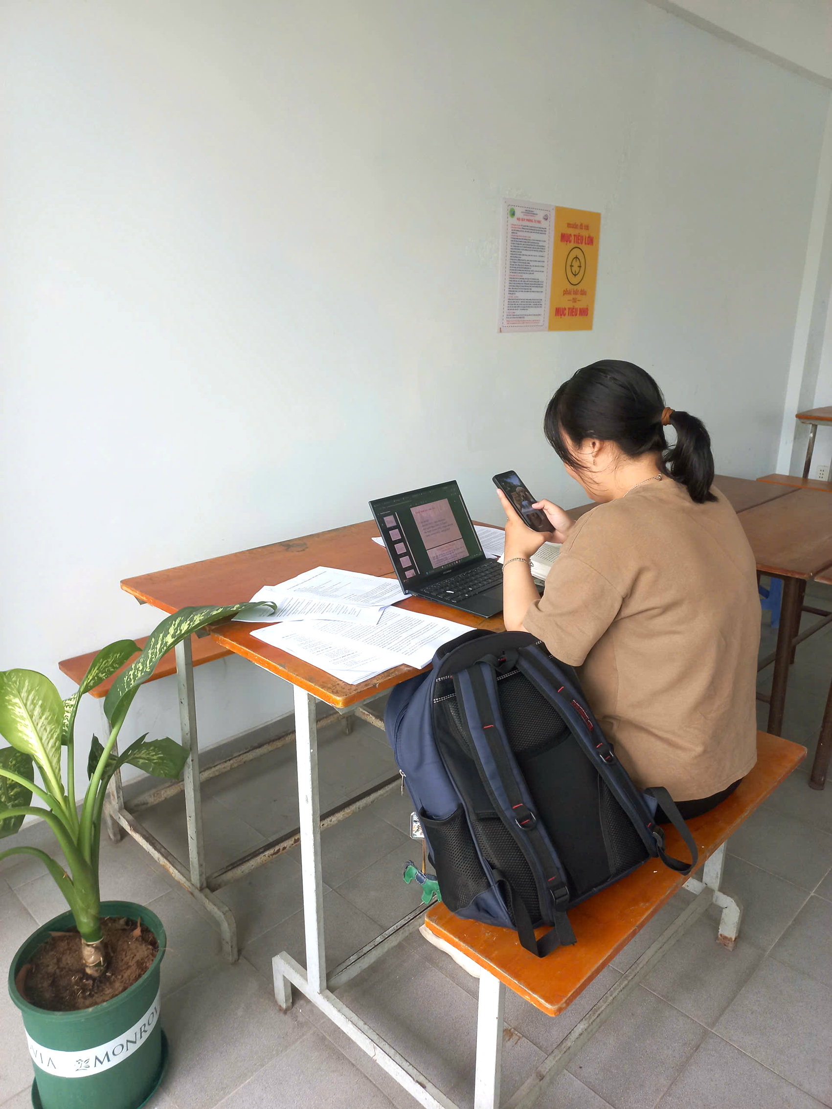 Vừa học vừa lướt mạng xã hội là thói quen của nhiều bạn trẻ ngày nay - Ảnh: D.H.