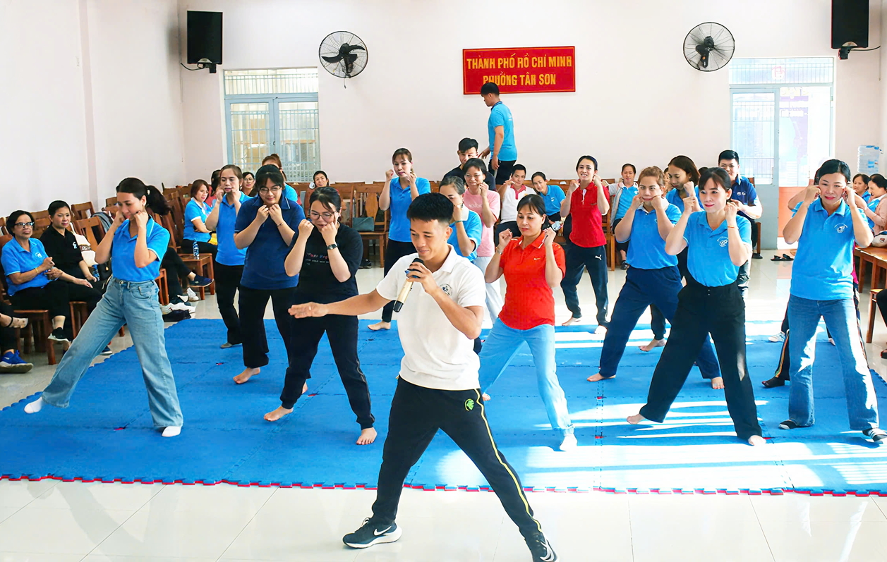 Khi lời dạy của Bác hóa thành những hành động sẻ chia Bà Nguyễn Thị Kim Thanh (hàng hai, thứ hai từ phải qua) - Chủ tịch Hội LHPN phường Tân Sơn - cùng hội viên phụ nữ tham gia lớp võ tự vệ miễn phí do hội tổ chức