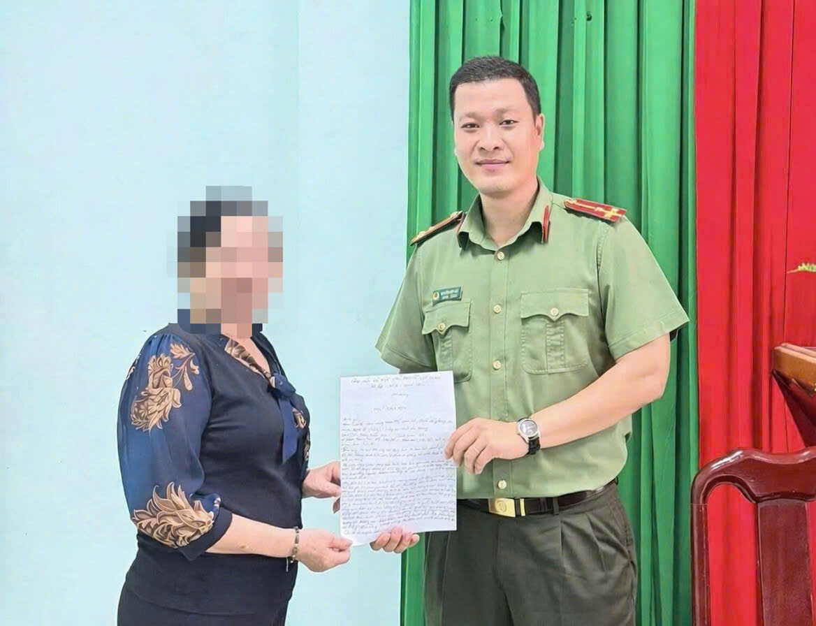 Bà M.X.H. gửi thư cảm ơn Công an tỉnh An Giang đã hỗ trợ nhận lại 500 triệu đồng do chuyển nhầm - Ảnh CACC