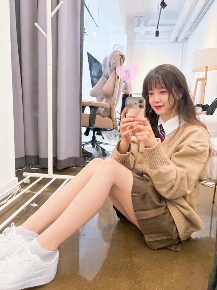 Goo Hye Sun diện trang phục nữ sinh gợi nhớ đến hình ảnh cô nàng Geum Jan Di trong bộ phim Vườn sao băng