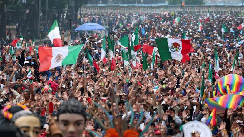 Đại lộ biểu tượng của Mexico hóa thành sân vận động khổng lồ - Ảnh: Luis Cortes