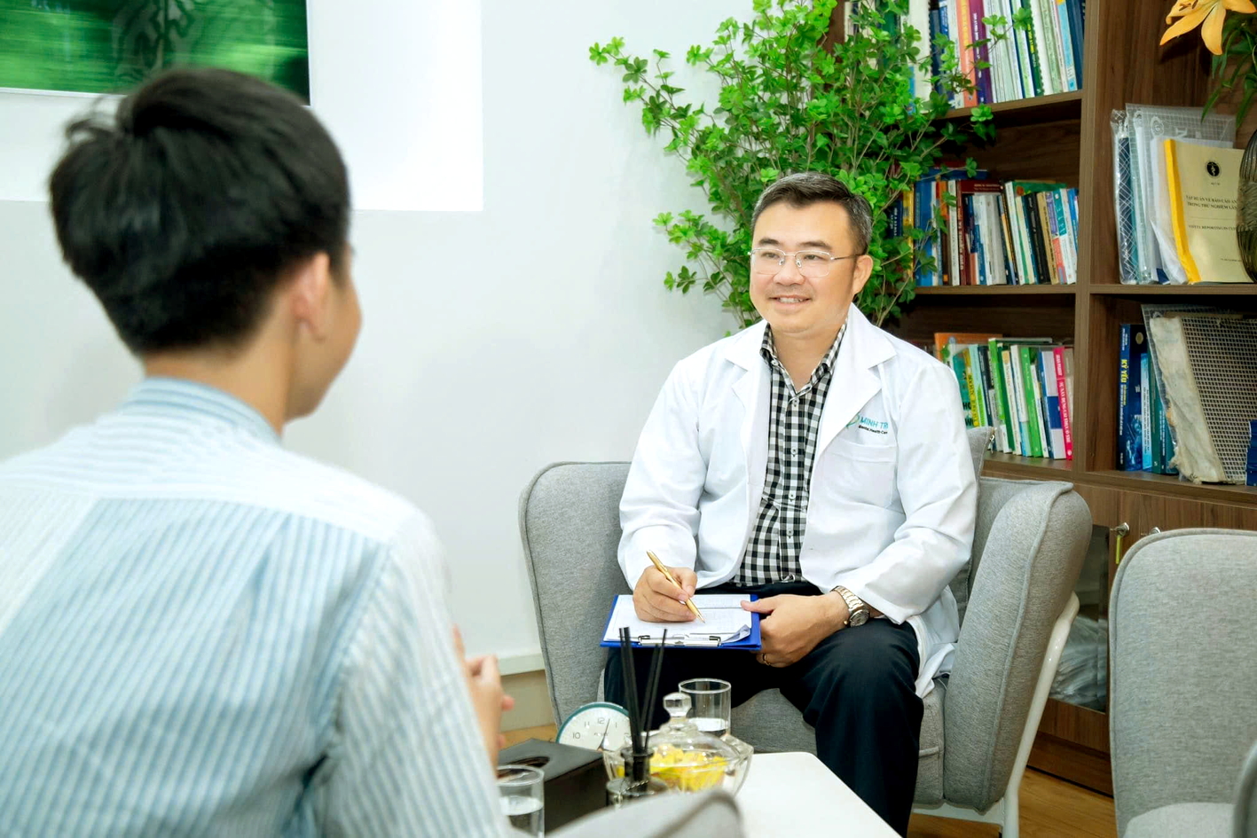 Phó giáo sư, tiến sĩ Lê Minh Công tham vấn cho một bạn trẻ - Ảnh do nhân vật cung cấp