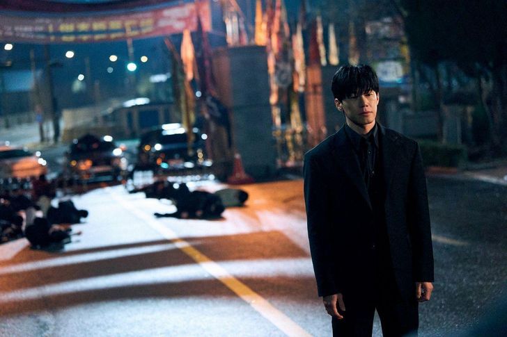 Kim Moo-yul  trong phim Teach You a Lesson. Ảnh: Netflix