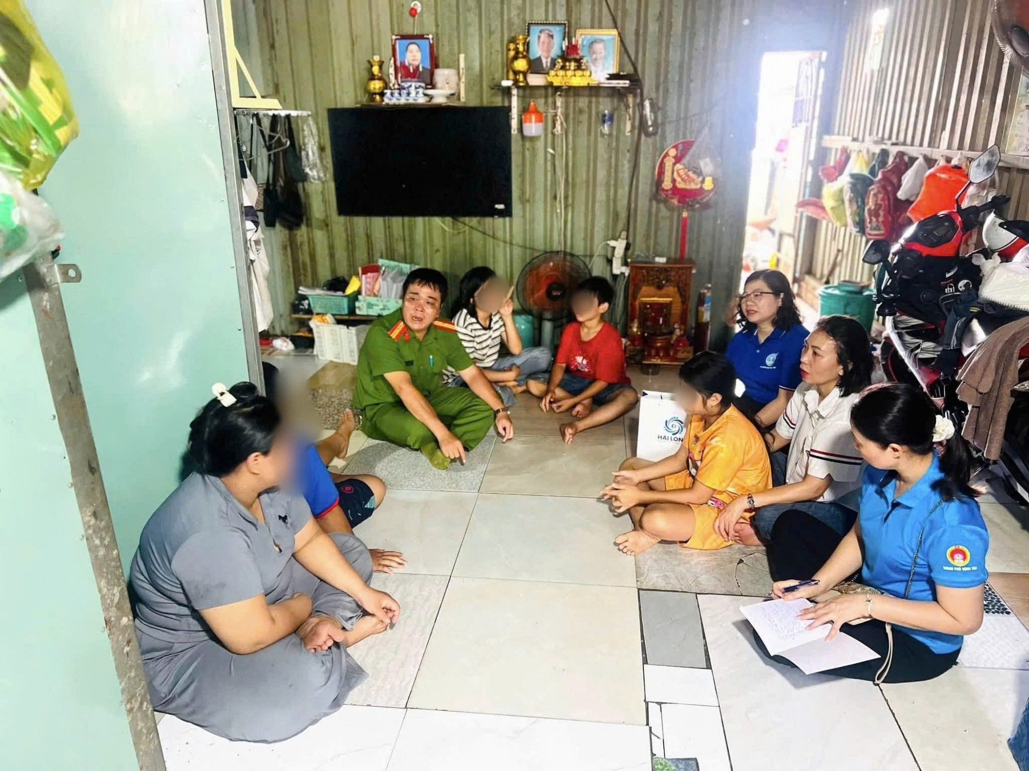 Công an phường cùng các cơ quan chức năng có mặt tại nhà Thương. Ảnh: CACC